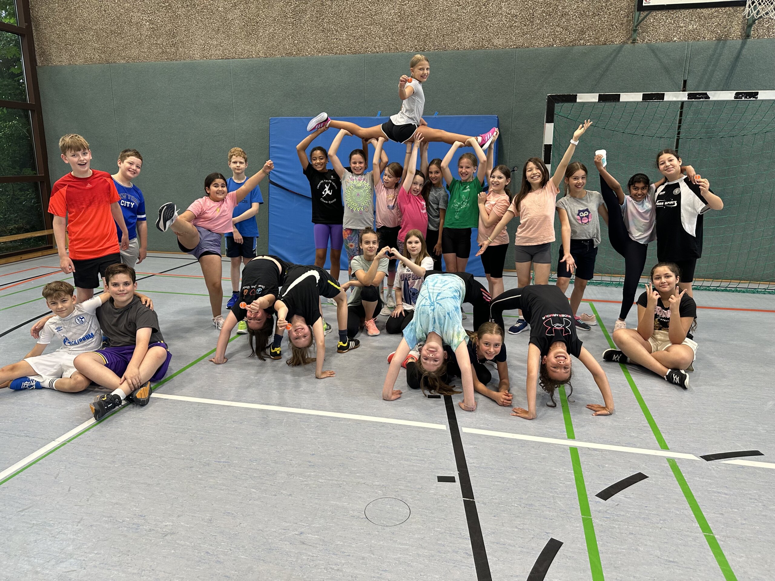 Klasse 5a in der Sporthalle, akrobatische Figuren werden gezeigt