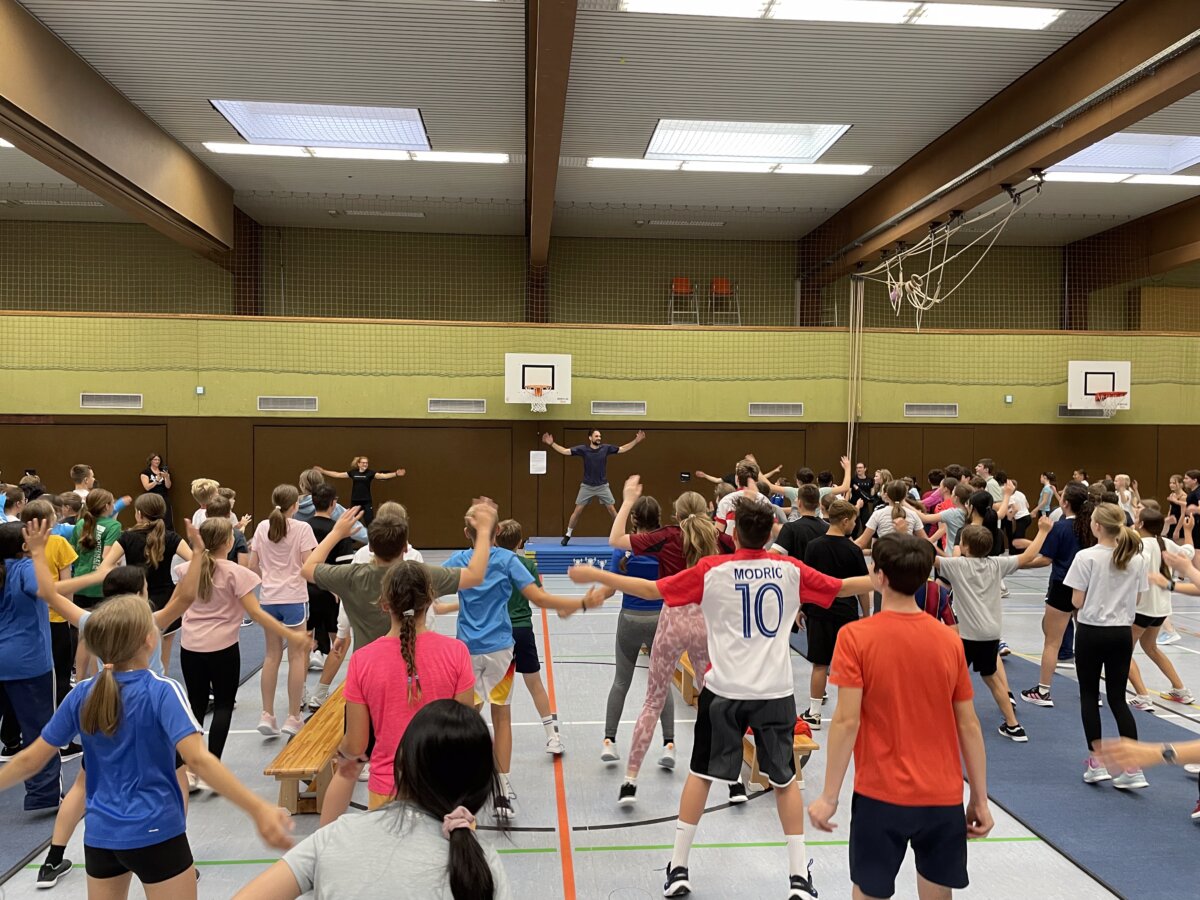 SuS beim Aufwärmen in der Halle vor dem Völkerballturnier