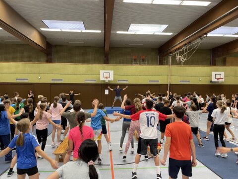 SuS beim Aufwärmen in der Halle vor dem Völkerballturnier
