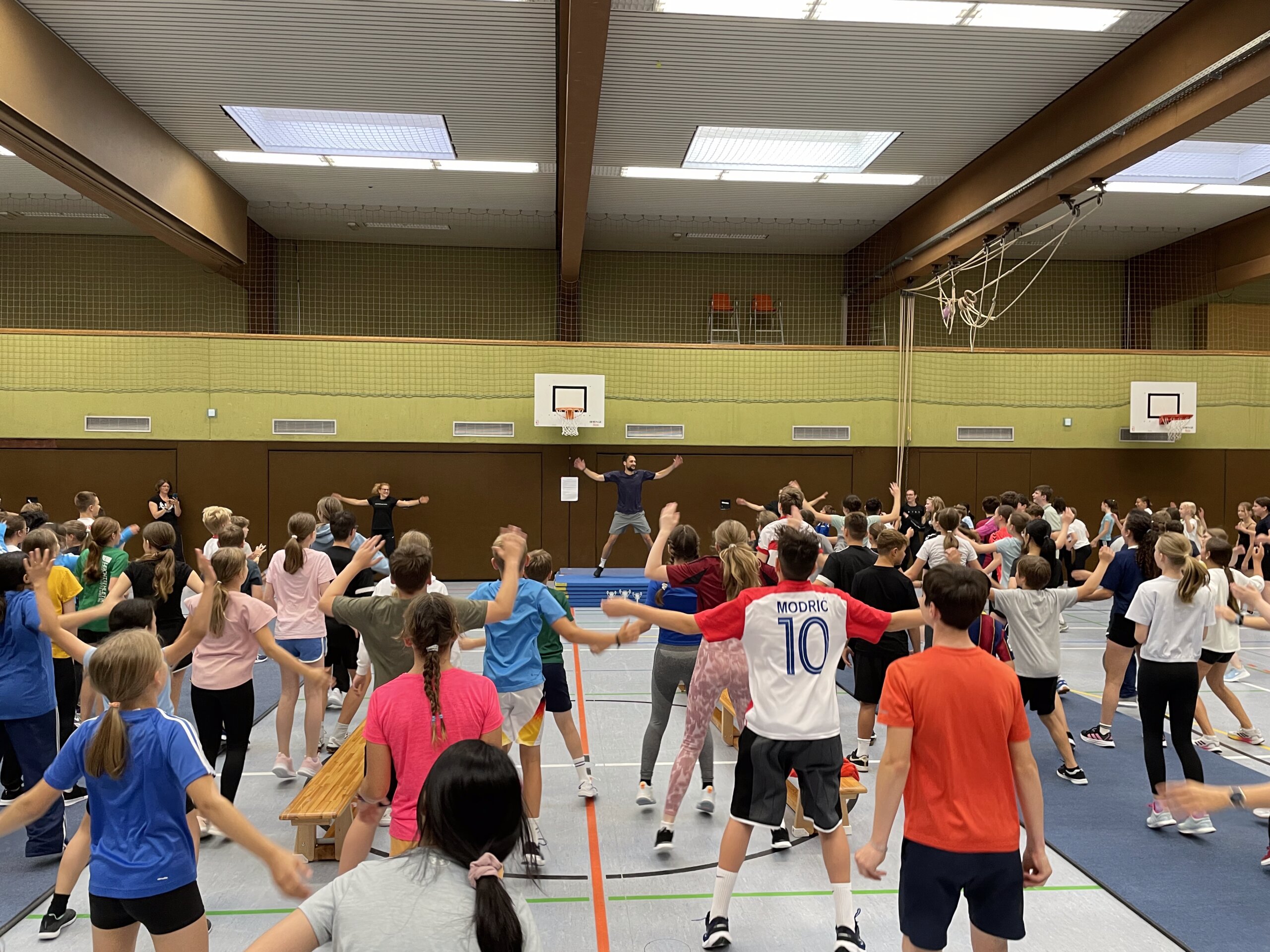 SuS beim Aufwärmen in der Halle vor dem Völkerballturnier