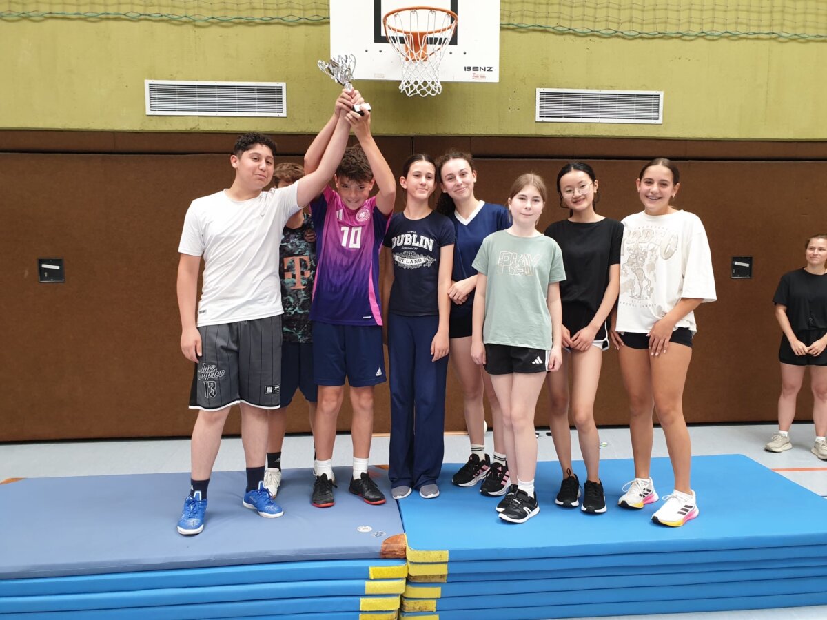 Stufengewinner beim Völkerballturnier posen mit dem Pokal