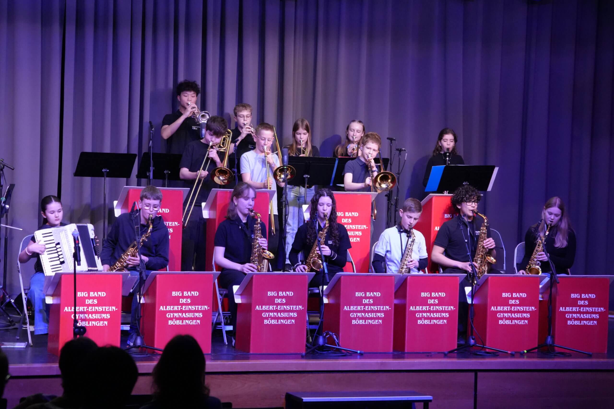Miniband des Albert-Einstein-Gymnasiums auf der Aula-Bühne